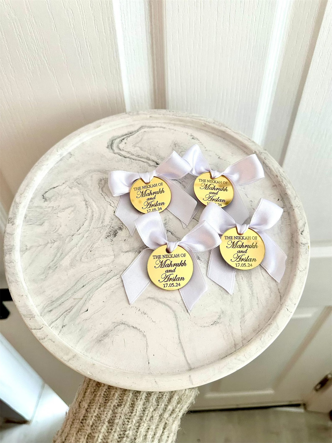 Customize the golden mirror wedding label, the names of the newlyweds and the wedding date to create a unique souvenir for your guests to cherish