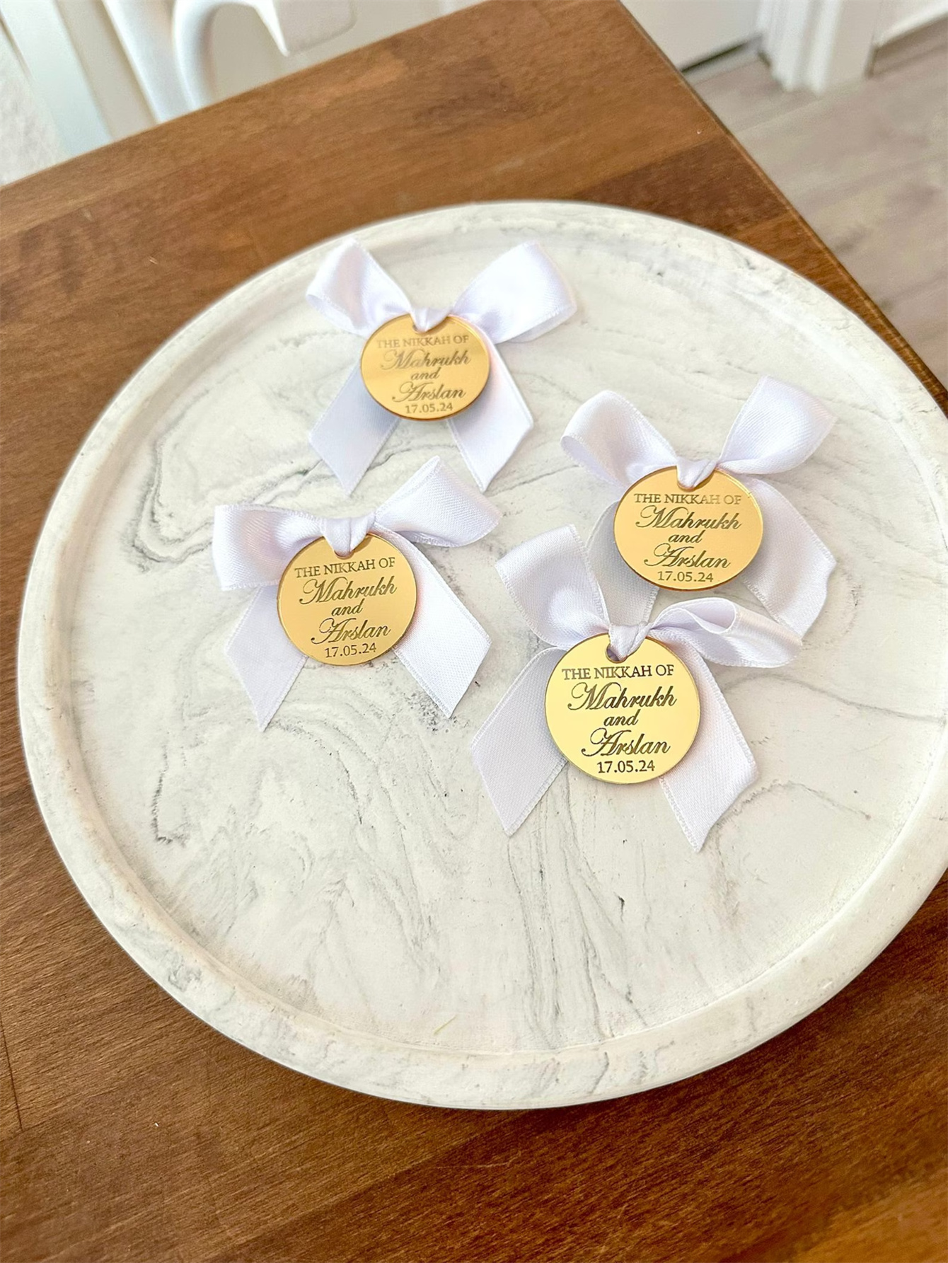 Customize the golden mirror wedding label, the names of the newlyweds and the wedding date to create a unique souvenir for your guests to cherish