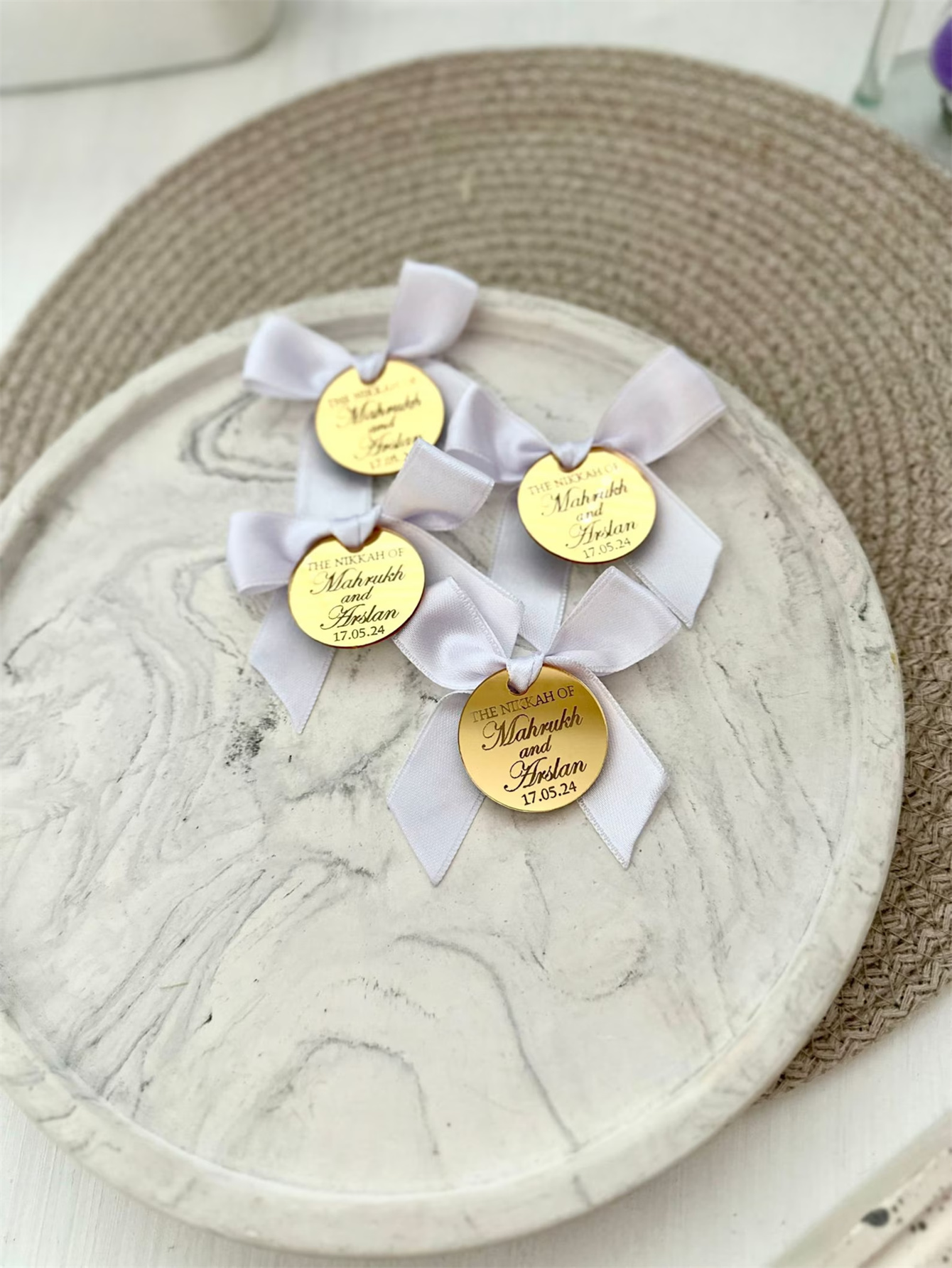 Customize the golden mirror wedding label, the names of the newlyweds and the wedding date to create a unique souvenir for your guests to cherish