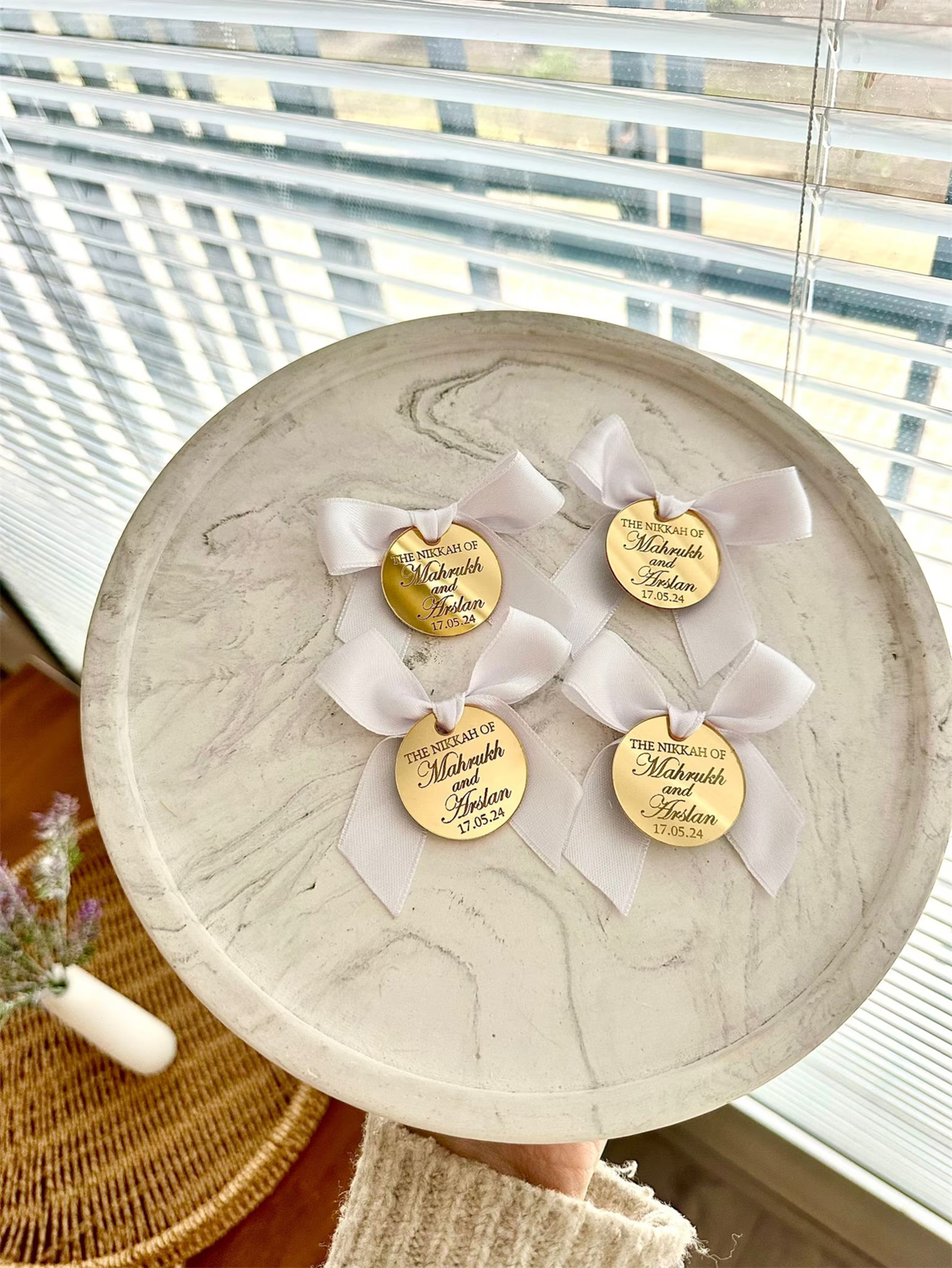 Customize the golden mirror wedding label, the names of the newlyweds and the wedding date to create a unique souvenir for your guests to cherish