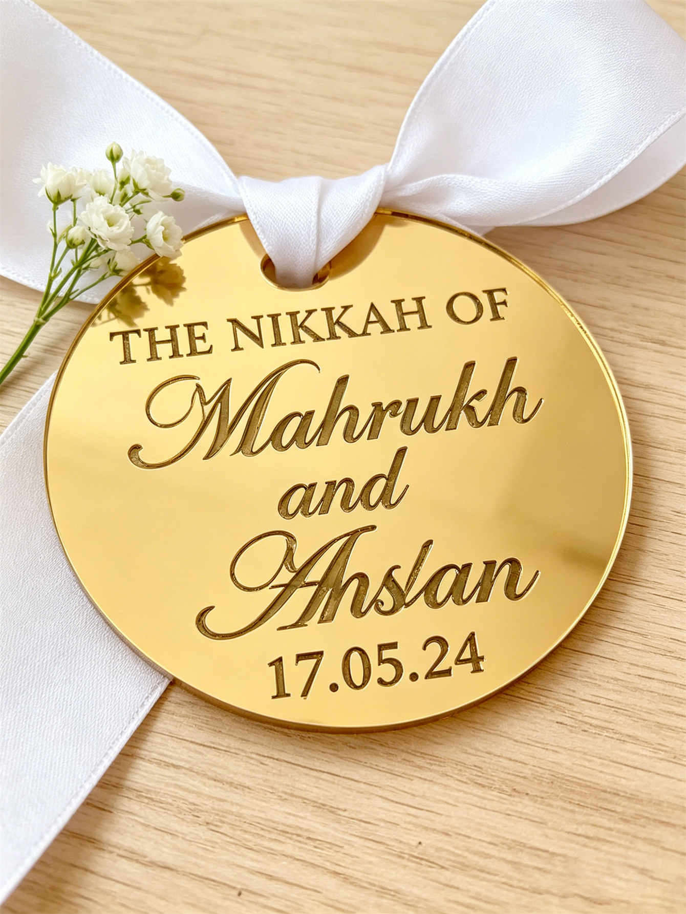 Customize the golden mirror wedding label, the names of the newlyweds and the wedding date to create a unique souvenir for your guests to cherish