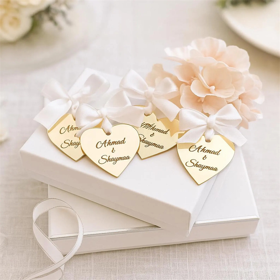 Customize heart-shaped mirror wedding labels and names to create a unique souvenir for your guests to cherish