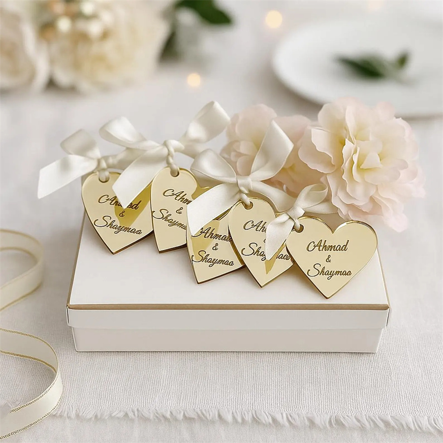 Customize heart-shaped mirror wedding labels and names to create a unique souvenir for your guests to cherish