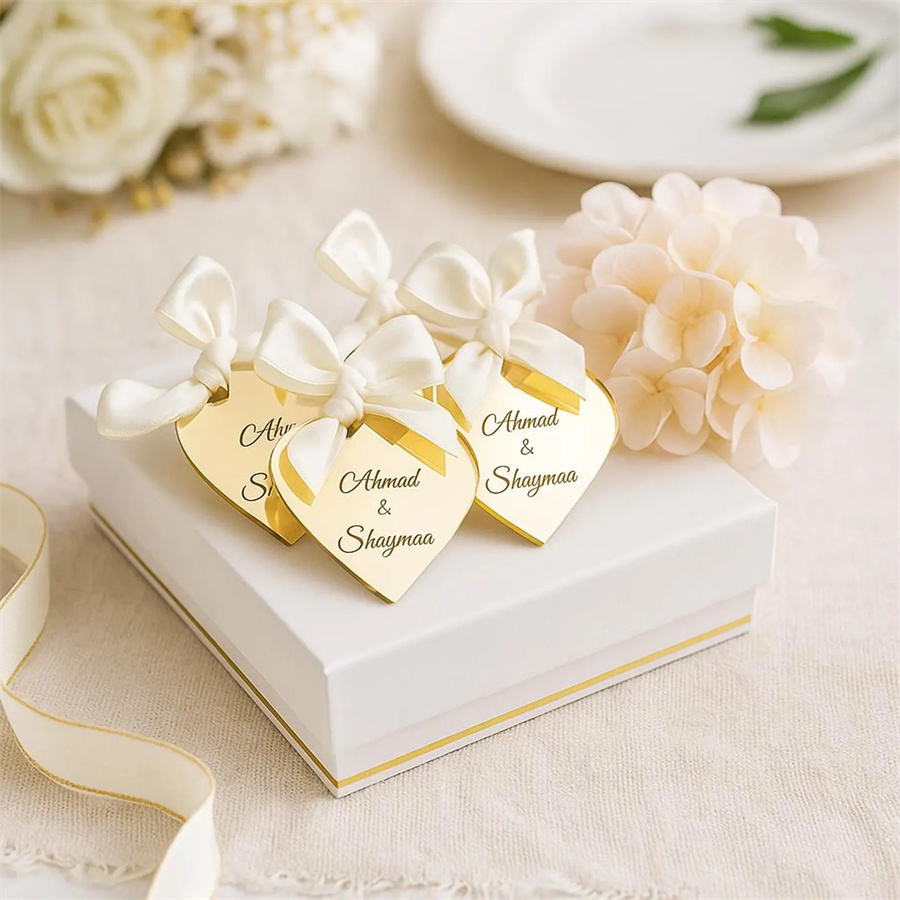 Customize heart-shaped mirror wedding labels and names to create a unique souvenir for your guests to cherish